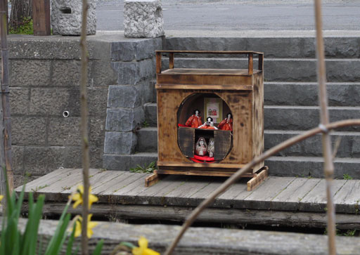 小野川の石段に飾られたひな人形